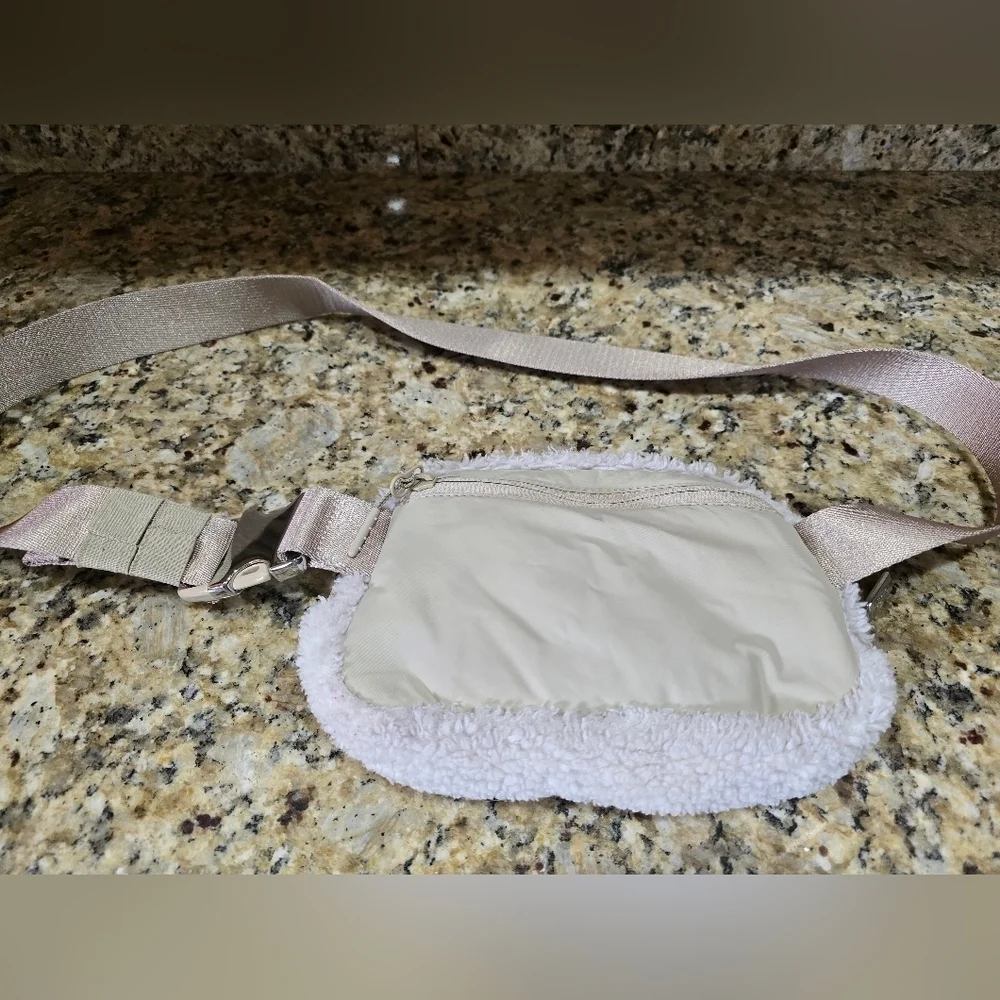 Lululemon Everywhere Belt Bag Fleece White Faux Sherpa Fanny Shoulder Waist Zip